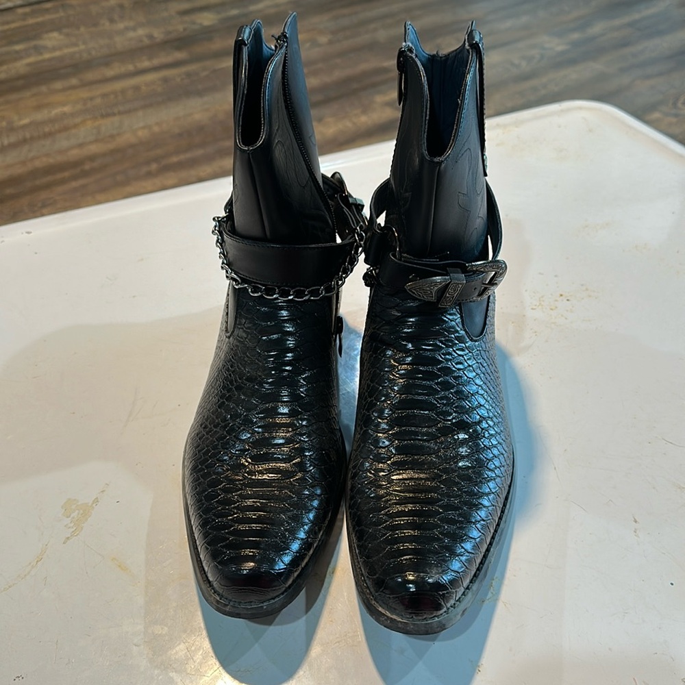 Palazzo Alberto Fellini crocodile and metal chain boots.